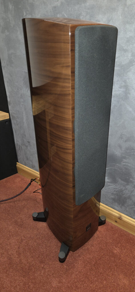 DALI Epikore 7 in Gloss Walnut